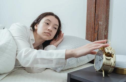 Tiết lộ cách 12 chòm sao tỉnh táo vào mỗi sáng: Ai thích tĩnh lặng, ai thích trò chuyện?