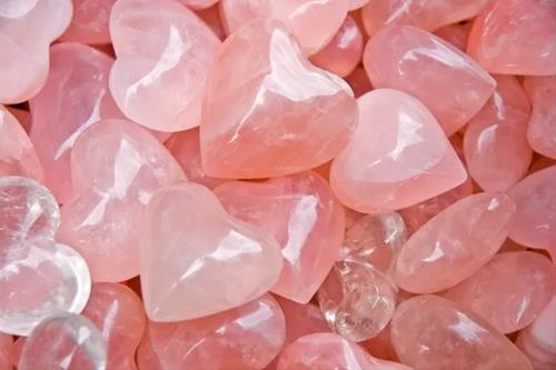 Đá thạch anh hồng là gì? Dùng thế nào để cuộc sống đẹp đẽ, đong đầy tình yêu, làm gì cũng thuận?