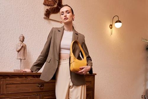 Phong thủy sử dụng túi xách: Tiết lộ lý do các cô gái giàu có, sang trọng thích đeo túi bên trái