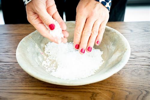 Đặt muối vào 5 nơi rất HỢP Ý Thần Tài, phát lộc tưng bừng - Kiểm tra xem bạn đã đặt muối đúng chỗ chưa?