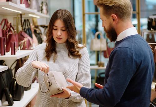 10 cách xài tiền này khiến bạn có vẻ giàu có nhưng lại rỗng túi nhanh chóng