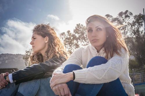 Bóc trần thủ đoạn của những cô nàng bạn thân độc hại: 12 chòm sao nữ nên tránh xa kiểu người này!