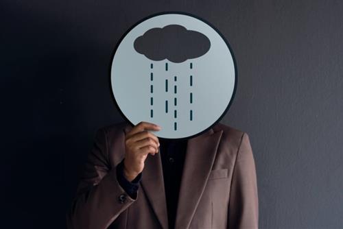 Sóng gió ập đến bất ngờ: Cẩm nang sống sót cho 4 cung hoàng đạo kém may tuần này (19-25/1)