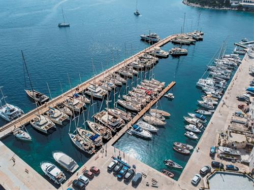 Tử vi thứ 5 ngày 2/4/2026 của 12 cung hoàng đạo: Cự Giải kiên cường