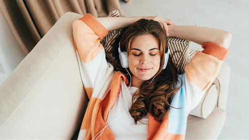 Hãy lười biếng có chủ đích: Liều thuốc cho tâm hồn đang kiệt sức