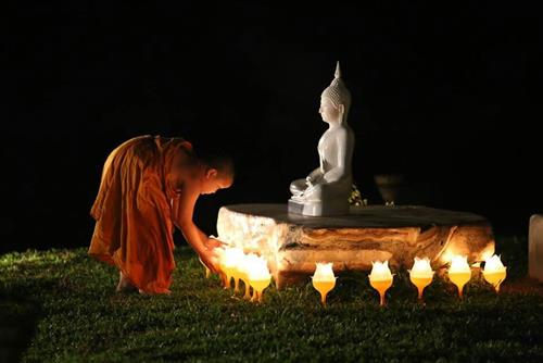 Phật dạy đừng thắp đèn cúng bái ở đâu cả! Khi ngọn đèn trong tâm SÁNG rực, cuộc đời khắc may mắn!