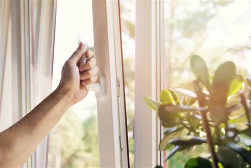 Thầy phong thủy cảnh báo: Trời nóng đến đâu cũng chớ mở cửa sổ tùy tiện – Mở theo cách này mới hút VƯỢNG khí