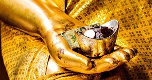 Nghịch lý nơi cửa Phật: Có phải người nghèo chăm thắp hương vẫn NGHÈO, người giàu siêng cúng dường càng GIÀU?