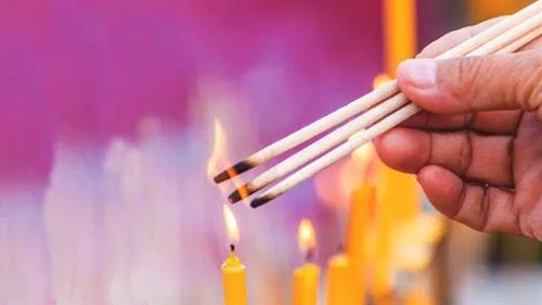 Tại sao không phải 1 hay 5? Nhà Phật giải thích lý do tại sao nên thắp 3 nén nhang khi đi lễ chùa